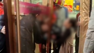 江西赣州一男童头部被门卡住消防破拆救出，商场：孩子已送医检查无大碍