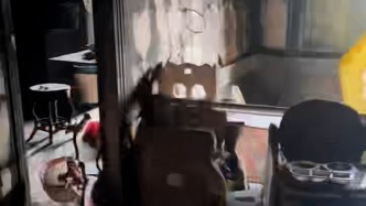 汕頭失火自建房內(nèi)部現(xiàn)場：家具完整，植物存活，煙熏痕跡明顯