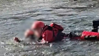 13岁女孩冰湖救男童！获奖励和终身免费体检，当地为其申报“见义勇为”