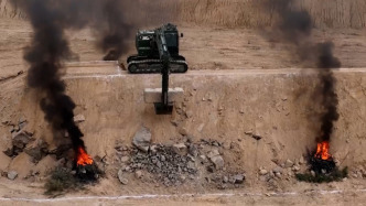 以戰(zhàn)為訓(xùn)！武警部隊(duì)工程機(jī)械訓(xùn)練，鐵臂鋼甲開展極限挑戰(zhàn)