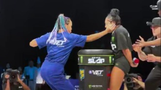 参加世界扇耳光大赛的中国女孩