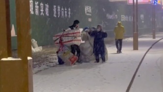 夫妻雪天送老人回家，老人偷偷在車座下留了50元