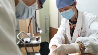 华人教授患肛瘘经历6次手术未能痊愈，来沪治疗两周出院