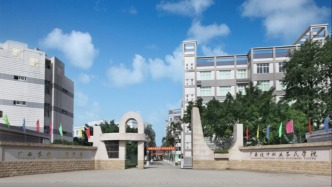 廣西一中職學(xué)校7.7萬(wàn)采購(gòu)22套服裝引質(zhì)疑，招標(biāo)負(fù)責(zé)人稱采購(gòu)合規(guī)