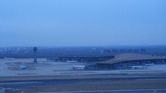 北京兩機(jī)場(chǎng)迎初雪，首都機(jī)場(chǎng)啟動(dòng)運(yùn)管委一級(jí)響應(yīng)機(jī)制