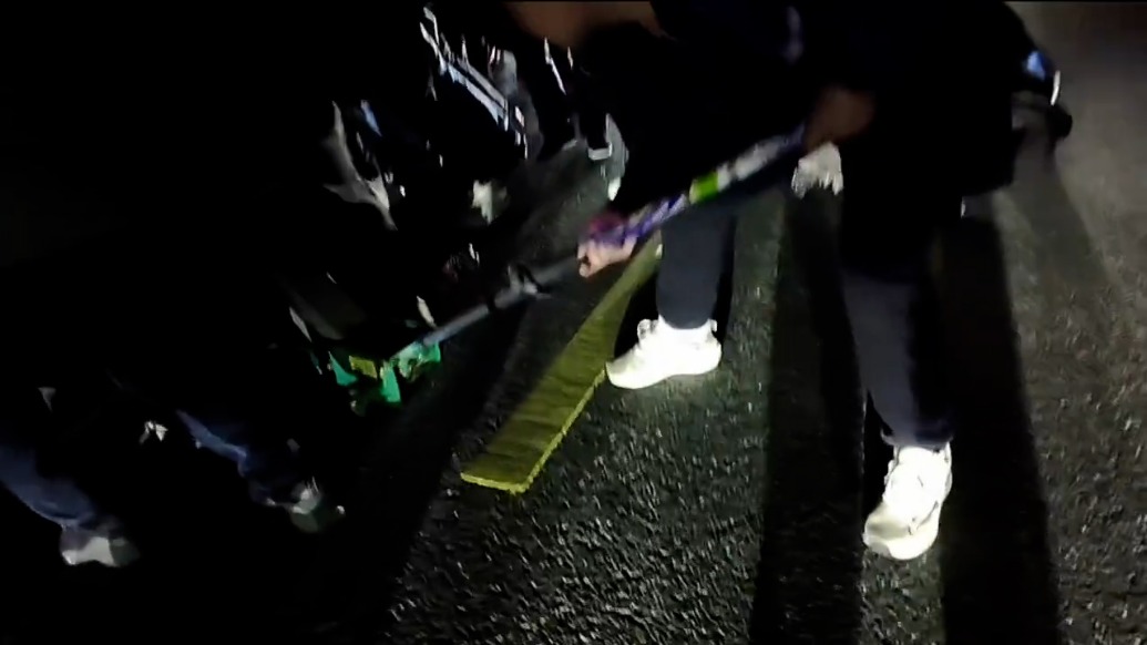 有人被卷入車底，男子狂奔借千斤頂，二十余名路人幫抬車