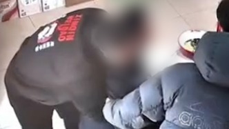 顧客吃飯被卡趴桌不動(dòng)，餐館老板用海姆立克法成功施救