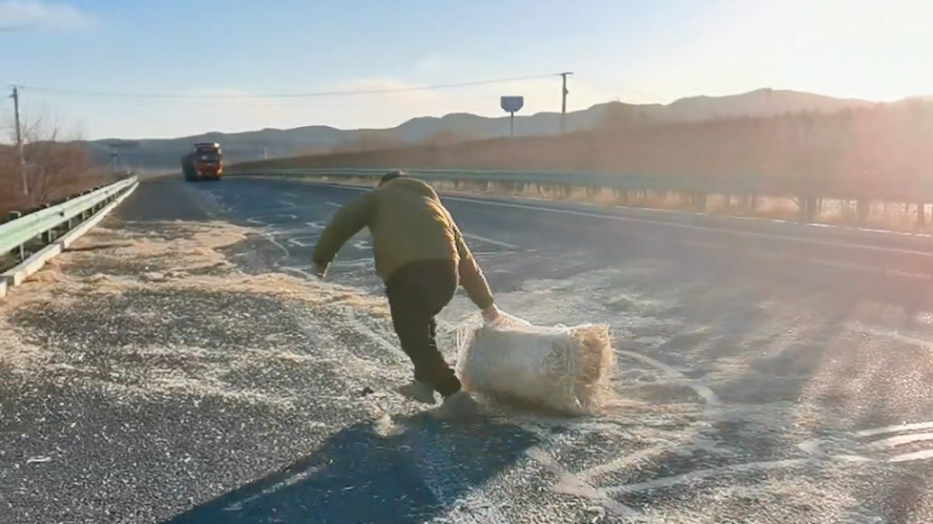“身為退伍軍人不能不管”，遇“攔路草捆”他果斷出手挪路邊