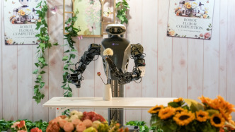 魔都眼｜冬日浪漫④：機(jī)器人上演最難“插花”對(duì)決