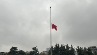 侵華日軍南京大屠殺遇難同胞紀(jì)念館舉行升國(guó)旗和下半旗儀式