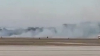 視頻丨美聯(lián)航客機(jī)起飛時(shí)疑似發(fā)動(dòng)機(jī)故障，引發(fā)跑道灌木叢起火