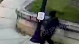 視頻丨嫌犯在逃，美警方公開布朗大學(xué)槍擊案嫌犯視頻征集線索