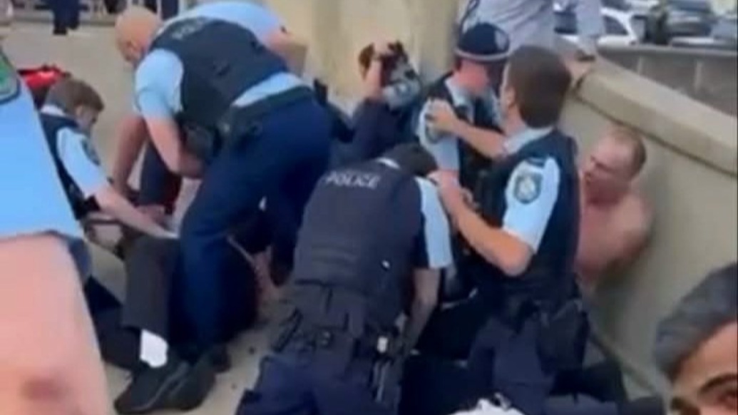 现场丨澳大利亚犹太节日发生大规模枪案,已致10死,枪手行凶画面曝光