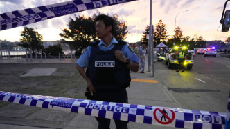 澳大利亚悉尼枪击事件一名枪手身份已确认，警方正搜查其住所