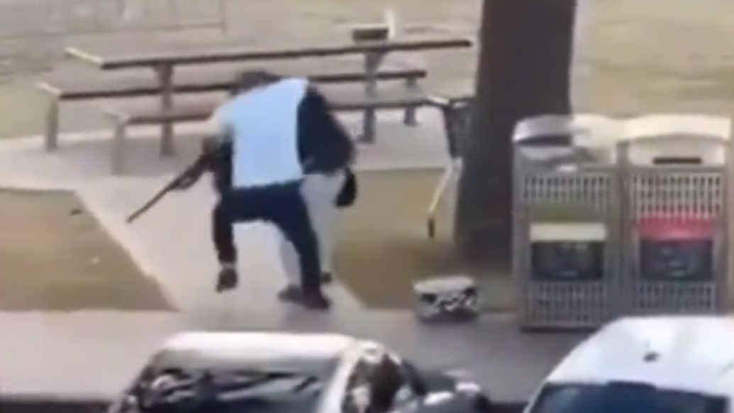 澳大利亞沙灘槍擊案驚險(xiǎn)一幕：路人緩慢靠近與槍手扭打，成功徒手奪槍