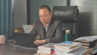 让众多科技成果从实验室走向市场，他说靠的是“坚持和死磕”