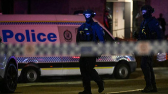 海滩枪击刺痛澳大利亚：一向严格的控枪措施出现漏洞，巴以政策或难辞其咎