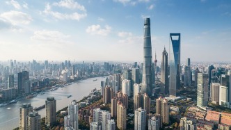 央媒頭版頭條聚焦上?！拔鍌€(gè)中心”建設(shè)：錨定全球標(biāo)桿，發(fā)揮示范引領(lǐng)