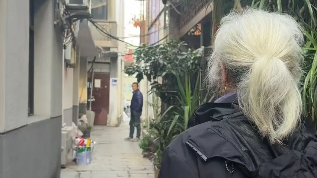 盲人老奶奶求帶路被質(zhì)疑“人販子”，拍攝者道歉