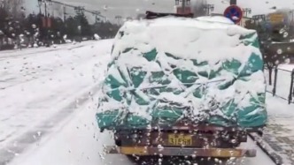 高速因大雪暂时封闭，交警为滞留司机送上开水、泡面等