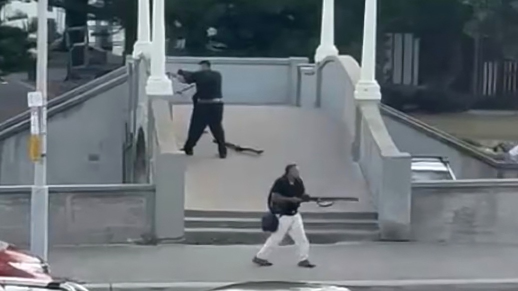 澳洲枪手被击倒瞬间!嫌犯为一对父子,警方查获6把枪支