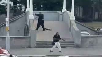 澳洲枪手被击倒瞬间！嫌犯为一对父子，警方查获6把枪支