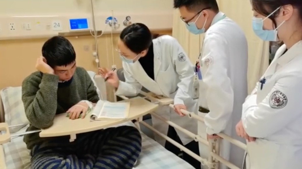 初三男孩住院寫生物作業(yè)遇難題,醫(yī)生查房秒變“課業(yè)輔導(dǎo)”