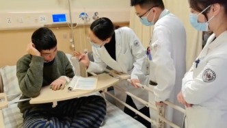 初三男孩住院寫生物作業(yè)遇難題，醫(yī)生查房秒變“課業(yè)輔導(dǎo)”