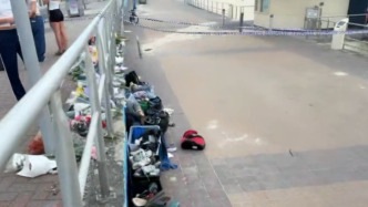 在現(xiàn)場丨悉尼海灘槍擊事件親歷者重返事發(fā)地：嬰兒車等物品散落，很多人在獻(xiàn)花