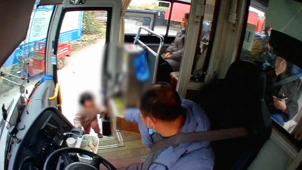 女童從三輪車上掉落，后方客車司機(jī)接上娃追家長