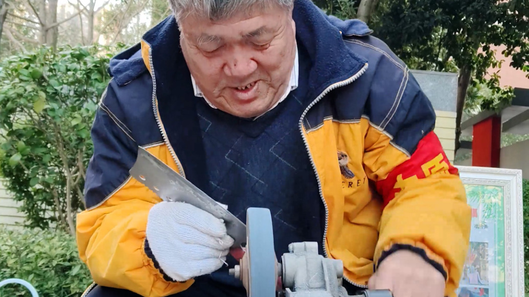 小区里藏着一位“磨刀爷爷”，老人为居民十年免费磨刀两万把