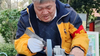 小区里藏着一位“磨刀爷爷”，老人为居民十年免费磨刀两万把