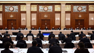 两整天的市委学习讨论会上，陈吉宁要求保持战略定力始终坚定信心善于科学应对