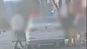 警車上下來3人牽著寵物狗？河北圍場警方：涉事輔警被解除勞動關(guān)系