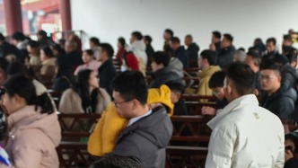 “快通”变成跟着导游满园快跑，经济日报：多方合力杜绝文字游戏