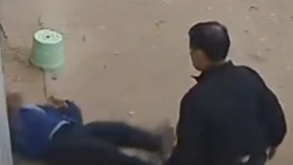 村民被人一拳打倒在地，江西宜丰警方：因养狗问题起冲突，双方均有受伤