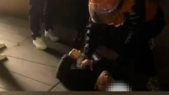 杭州警方通報(bào)：一珠寶店內(nèi)發(fā)生搶奪案，嫌疑人被路過(guò)外賣員當(dāng)場(chǎng)控制