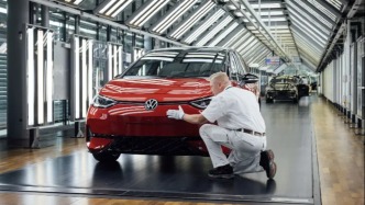 “透明工廠”停止生產(chǎn)汽車，大眾88年歷史上首次關(guān)閉本土工廠