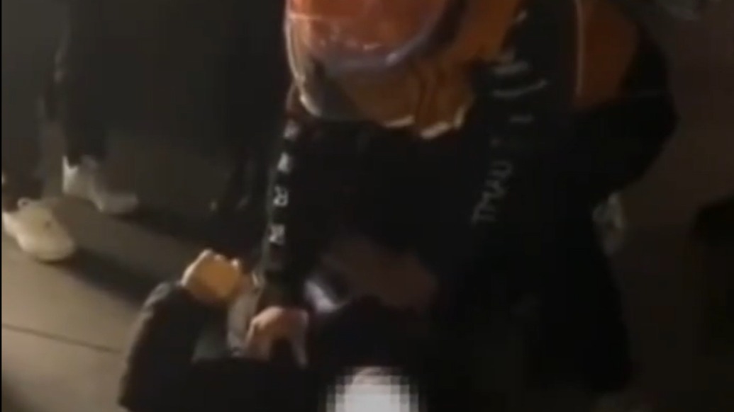 “这单必须五星好评!”金店被抢,外卖小哥“顺手”送贼一个“扑倒服务”