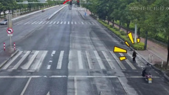 摩托車闖紅燈撞倒老人留下100元了事？交警：全責！