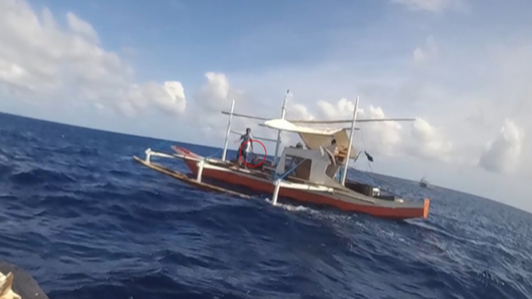 画面公开!菲方人员挥舞长刀挑衅中国海警执法人员