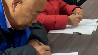 老人攜妻簽遺體捐獻(xiàn)志愿書：百年之后還能幫助別人是件好事
