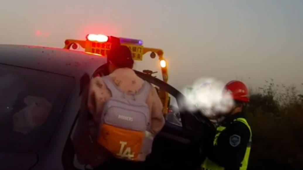 车辆爆胎一家人滞留高速，施救人员救援时贴心帮抱娃