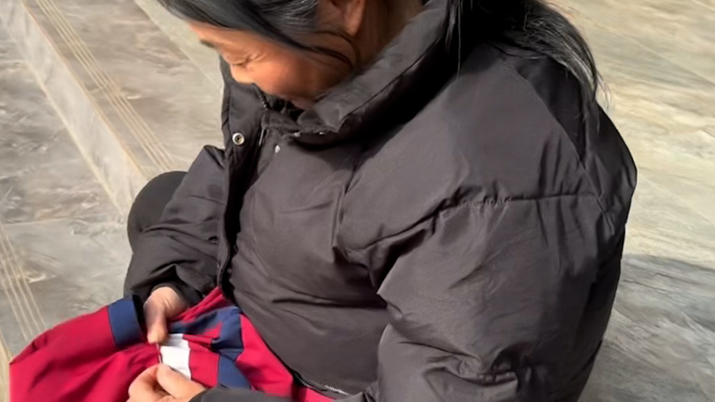 生活老師為學生縫補校服掛滿衣架，同事：她是在用最實際的行動照顧孩子