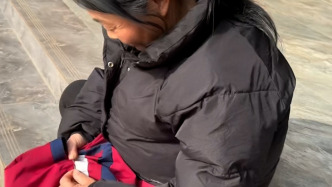 生活老師為學生縫補校服掛滿衣架，同事：她是在用最實際的行動照顧孩子