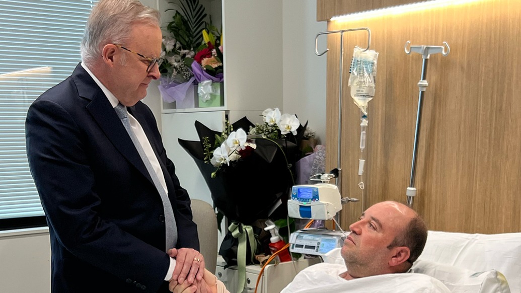 水果店老板徒手夺枪，澳总理赴医院探望平民英雄：你的勇气鼓舞人心