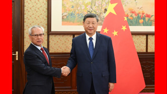 習(xí)近平聽取岑浩輝述職報(bào)告