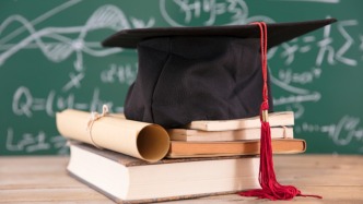 光明网评论员：期待更多学生因实践成果戴上学位帽