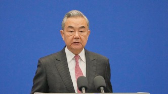 王毅在結(jié)束對(duì)阿拉伯三國訪問后接受中國媒體采訪