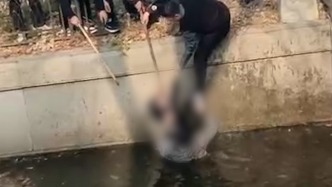 安徽阜阳一幼童坠河，路人“拔河式”接力成功救起